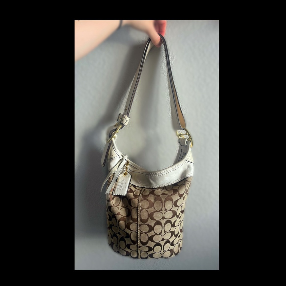 Authentic Coach Signature j0768-11437 Purse in Khaki and White.